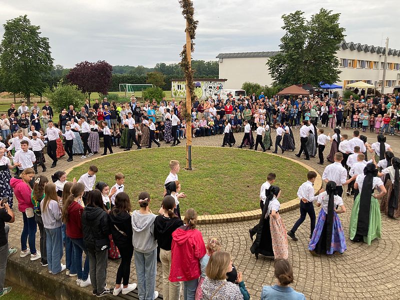 Sorbischer Brauch: das Maibaumtanzen in Tracht