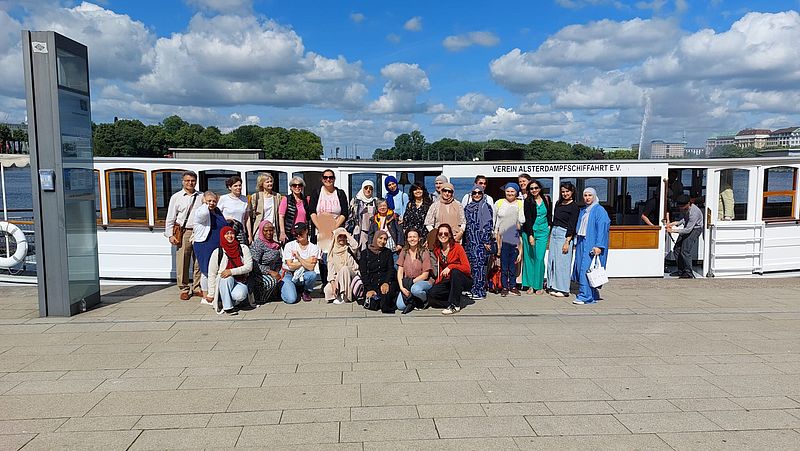 Dolmetscher:innen stehen vor dem Alsterdampfer St. Georg 2025
