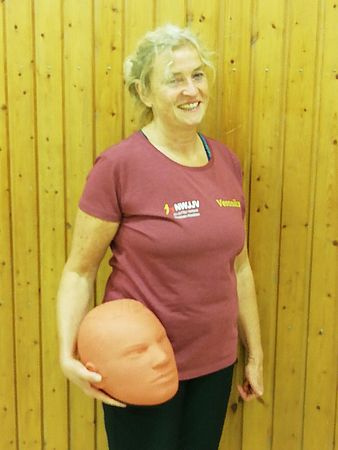 Veronika hält Trainingspratze (Gesicht)
