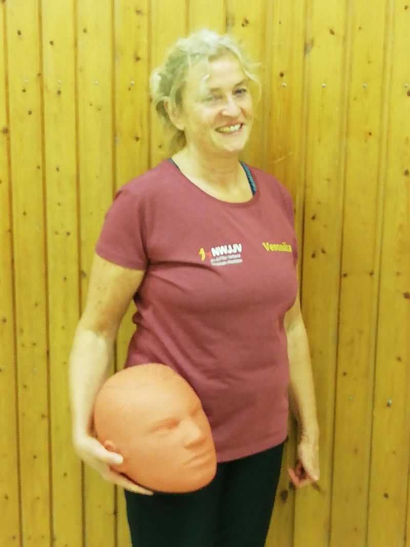 Veronika hält Trainingspratze (Gesicht)