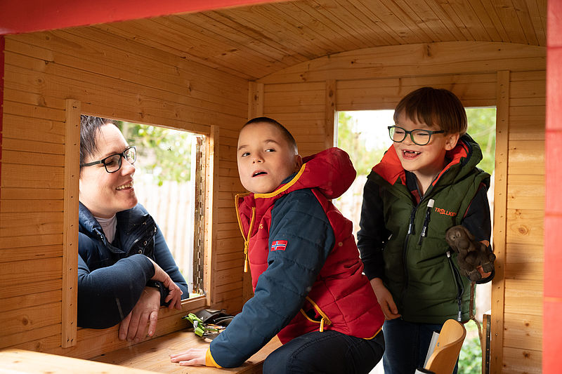 Kerstin Held und zwei ihrer Pflegekinder
