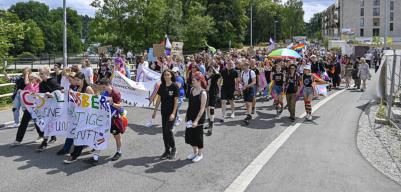 Menschen bei der Demo des ersten CSD in Landsberg am Lech auf dem Zug in die Innenstadt