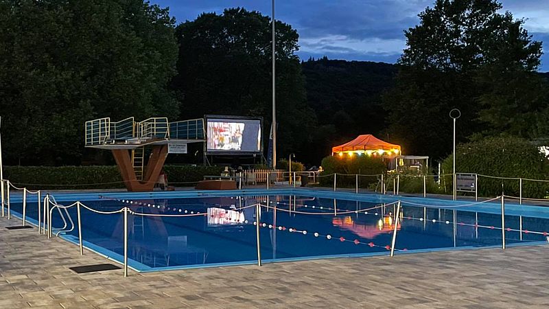 Schwimmbecken mit Leinwand im Hintergrund