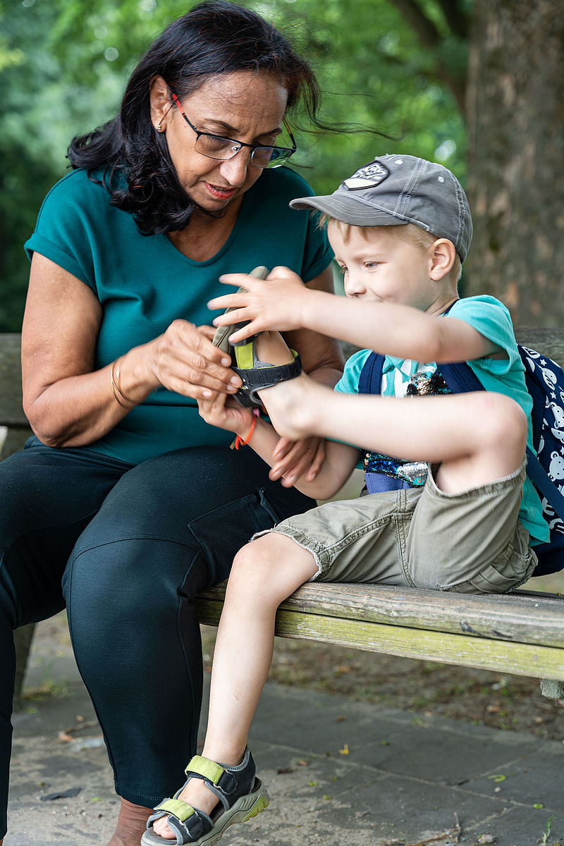 Granny  Mina hilft ihrem Schützling