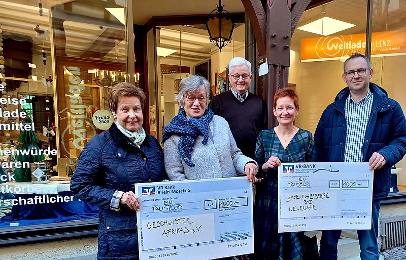 Gruppe mit Spendencheck