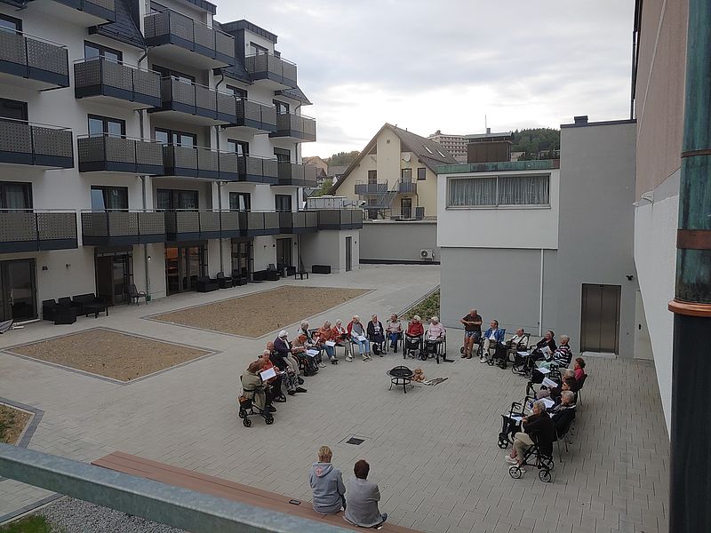 Begegnung auf dem Hof 