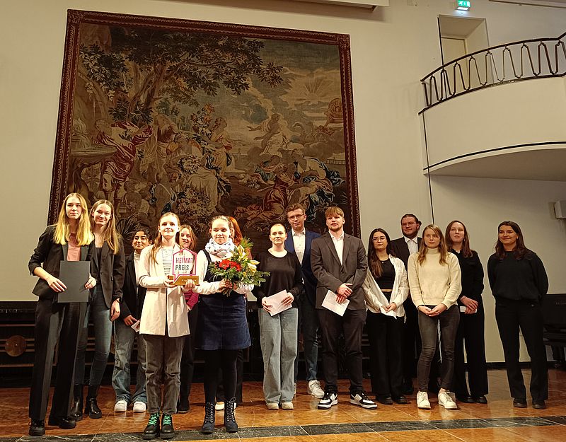 Die Schülerinnen und Schüler freuen sich über den Heimatpreis 2023.