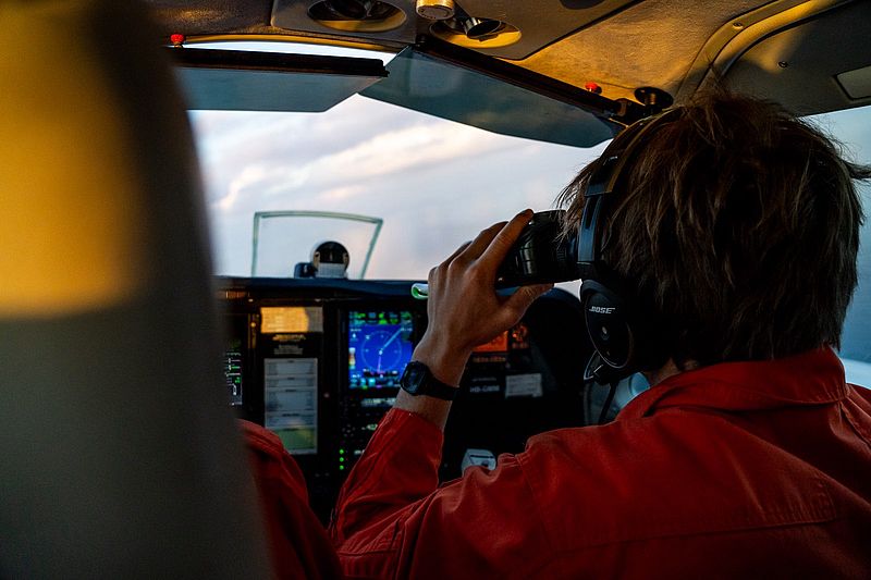Das Einsatzflugzeug über dem Mittelmeer 