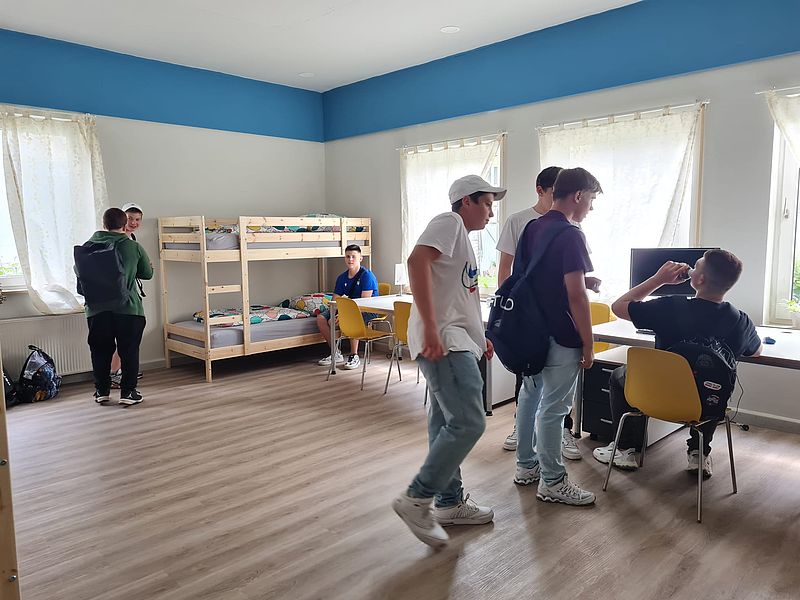 Geflüchtete bestaunen frisch sanierte Unterkunft