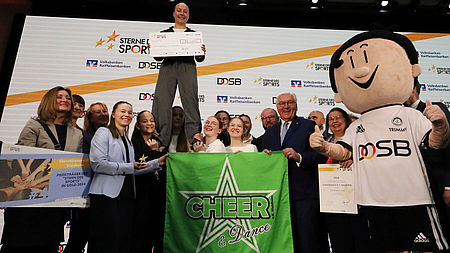 Vereinsvertreter & Unterstützer präsentieren überreichten Preis