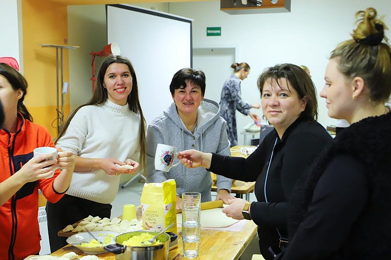 Menschen machen Teigtaschen mit Kartoffeln