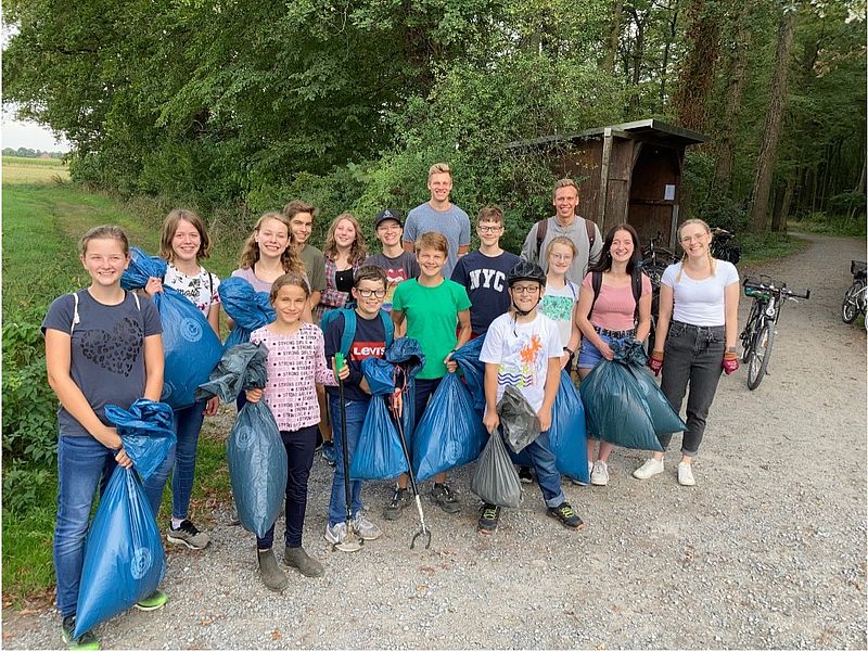 Schüler:innen der AG sammeln Müll im örtlichen Wald