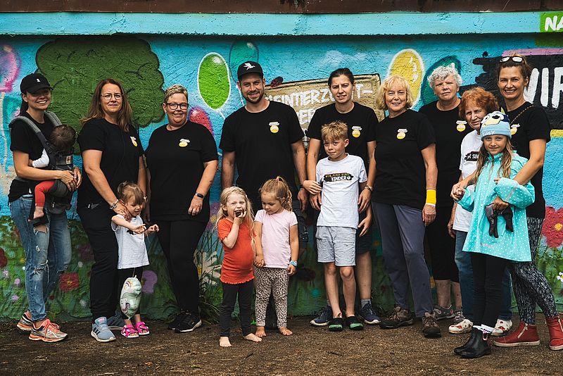 Mitglieder und Besucher bei einem Arbeitseinsatz