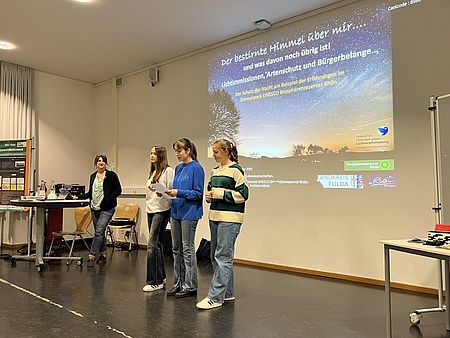 Rebecca, Hajra und Mirela engagieren sich gegen Lichtverschmutzung