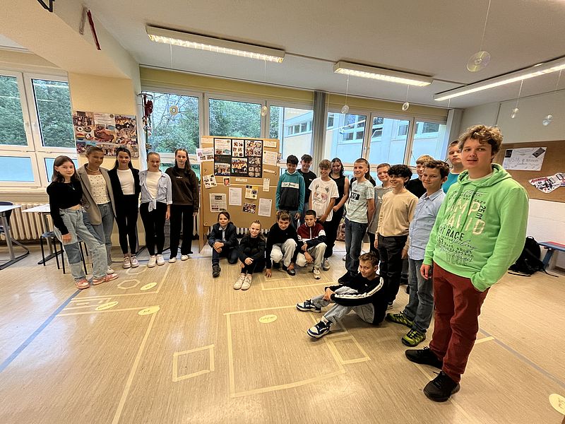 Haus aus den Townships zu Demosntrationszwecken auf dem Boden aufgeklebt