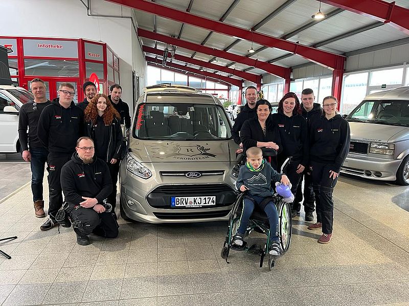 Autoübergabe an Louis und seine Mama mit Team