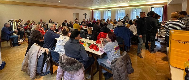 Nicht-Krankenversicherte beim gemeinsamen Essen vor der medizin. Beratung