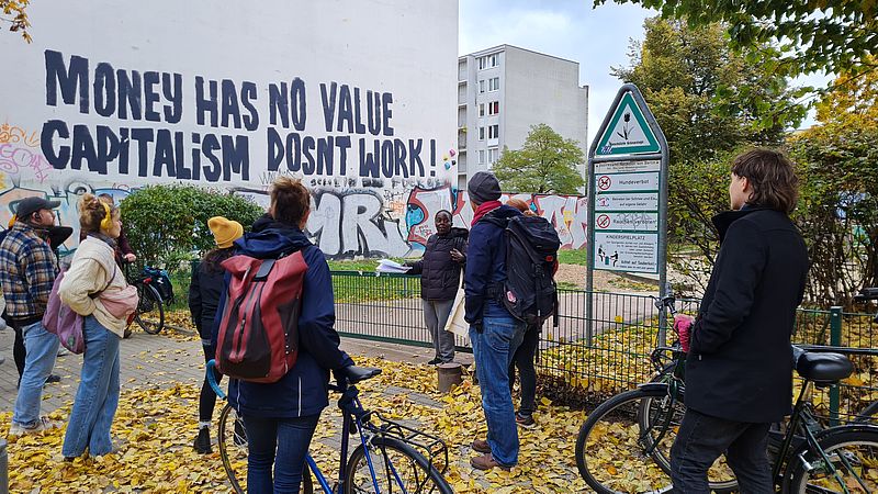 Saad berichtet einer Schulklasse von seiner Flucht 