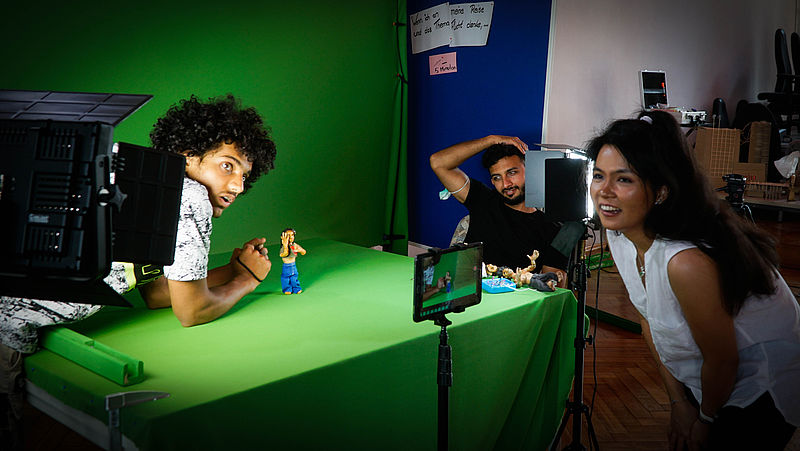 Zahra bewegt ihre Stop-Motion-Puppe