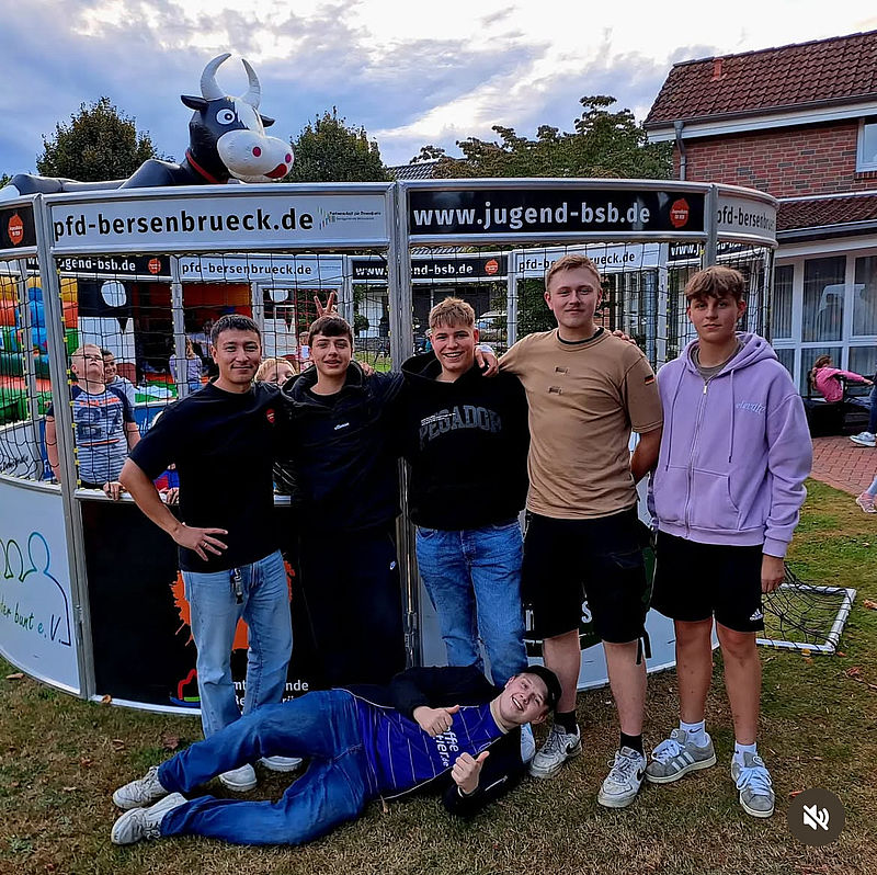 Zu sehen ist Moritz Küthe (2. Person von Rechts) mit einigen Teilnehmern
