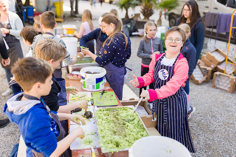 Kinder bereiten Guacamole zu