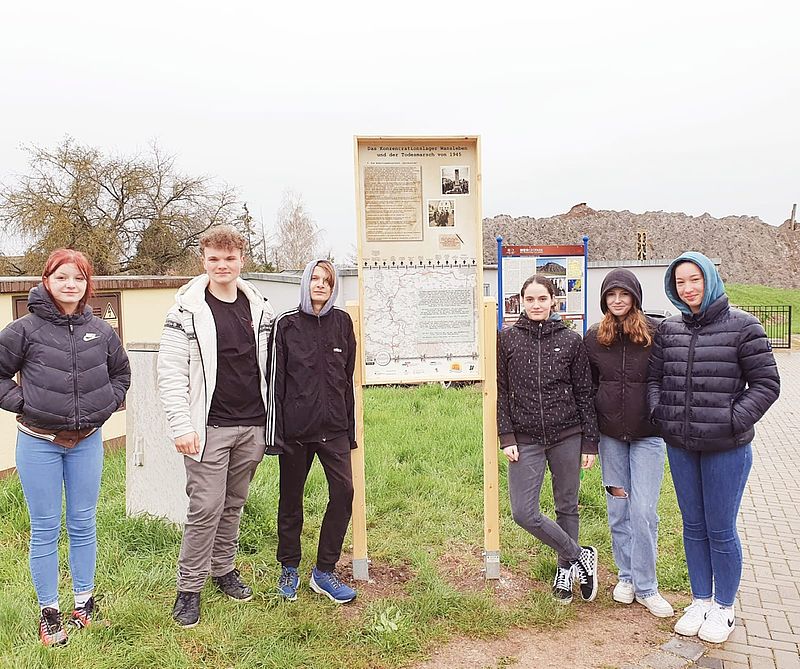 Die Ag-Spurensuche neben der ersten Gedenktafel 