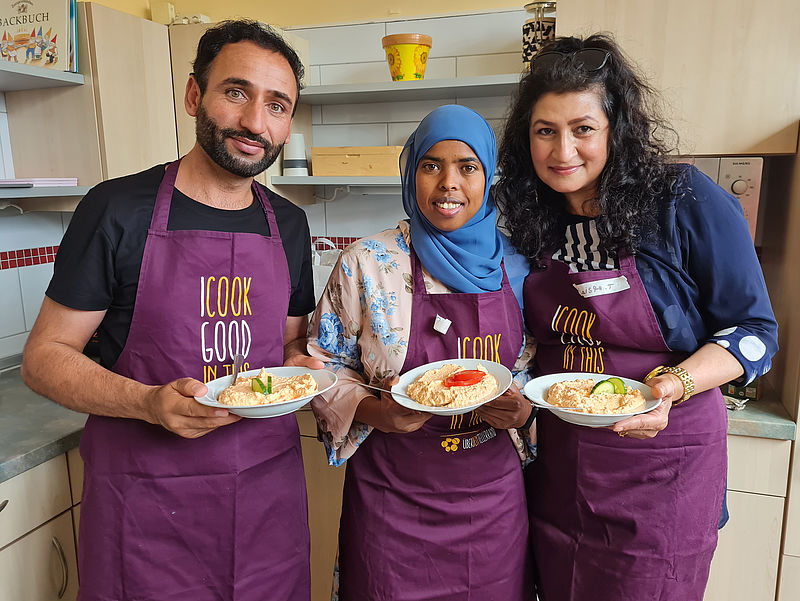 Die gemeinschaftliche Zubereitung von Essen bietet viele niederschwellige Kommunikationsanlässe.