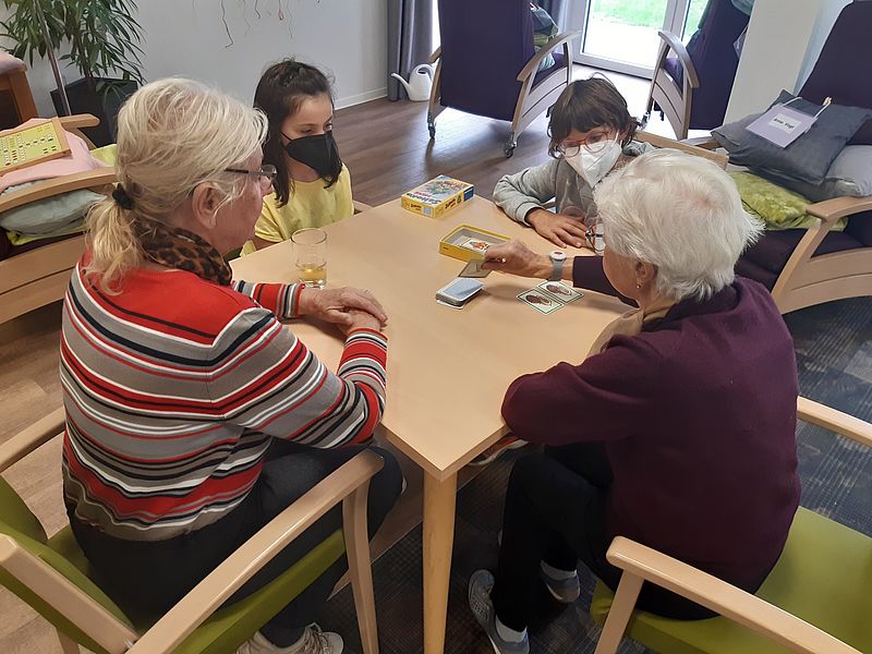 Jung und Alt spielen miteinander