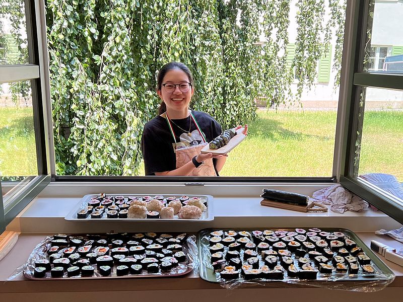 Projektleiterin Verona präsentiert das fertige Sushi.