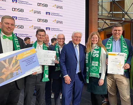 Vorstandsmitglied Fabian Roesinger (l.) wurde von der UEFA stellvertretend für das Engagement des SV 1919 Lemberg e.V. ausgezeichnet