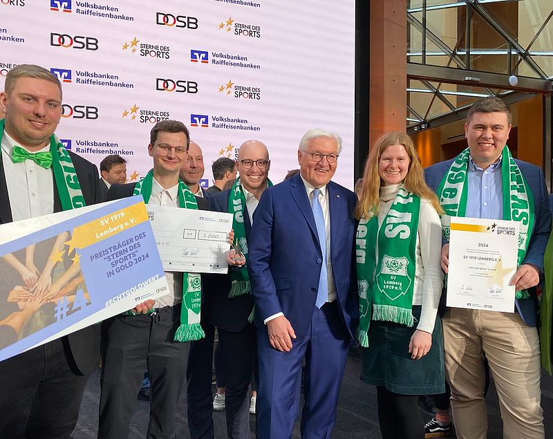 Vorstandsmitglied Fabian Roesinger (l.) wurde von der UEFA stellvertretend für das Engagement des SV 1919 Lemberg e.V. ausgezeichnet