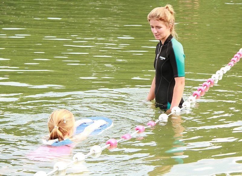 Kinder im Badesee mit Wasserwacht