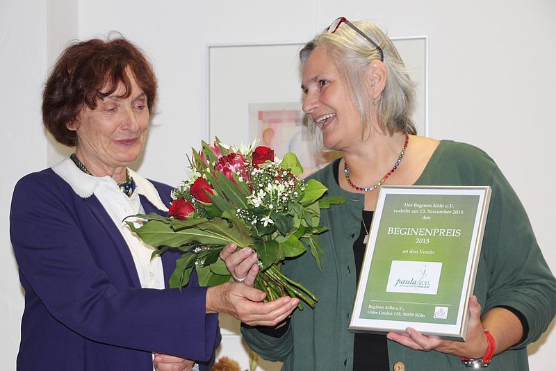 Preisübergabe mit Urkunde und Blumen