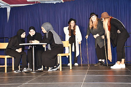 Schüler spielen für Schüler Theater