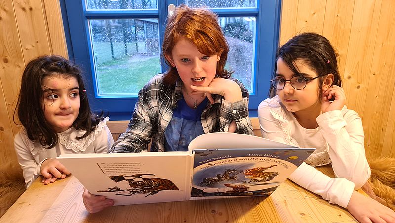 Auf dem Spielplatz wetterunabhängig die Welt der Bücher entdecken