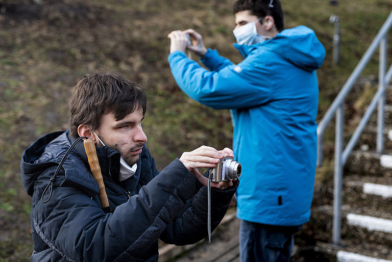 Während einer Sitzung des Fotoworkshops für sehbehinderte Jugendliche in Stuttgart, Lodz und Straßburg. www.arguments.photo
