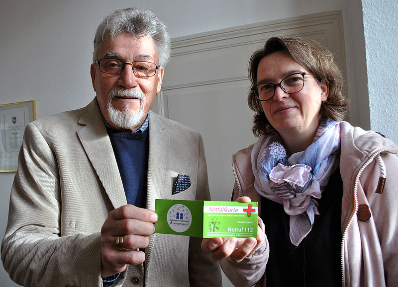 Manfred Jouliet und Tatjana Bartels präsentieren unsere Notfallkarte
