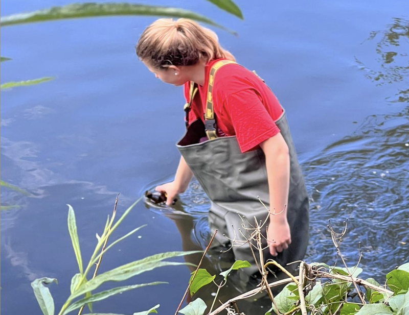 Die Wasserproben werden nach dem Kläranlagenauslauf genommen