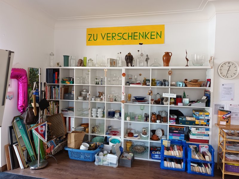 Menschen stehen vor einem Regal
