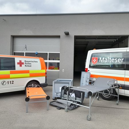 Der Besuchshund "Josef" bringt am Valentinstag die Blumen