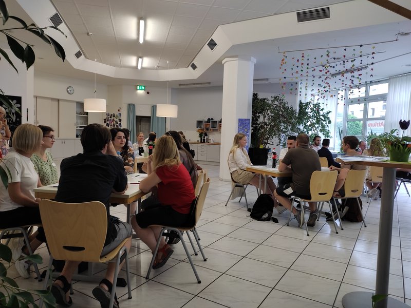 Menschen diskutieren am Tisch.