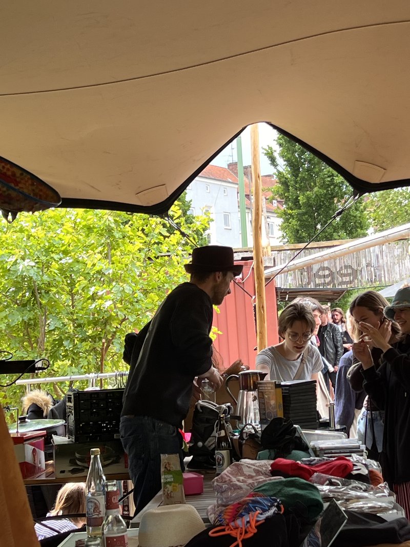 Gefüllte Flohmarkttische unter Beduinenzelt auf dem Zolli. Verkäufer 