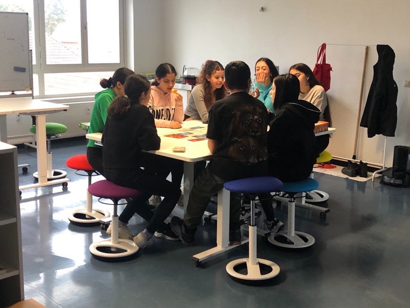 Eine Gruppe junger Menschen trifft sich im Co-learning Space