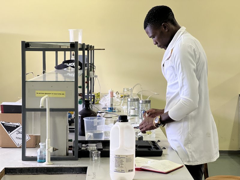 Student aus unserem Projekt zu grünem Wasserstof in Namibia arbeitet im Labor