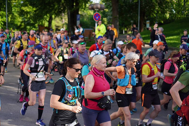 Die Läuferinnen und Läufer los