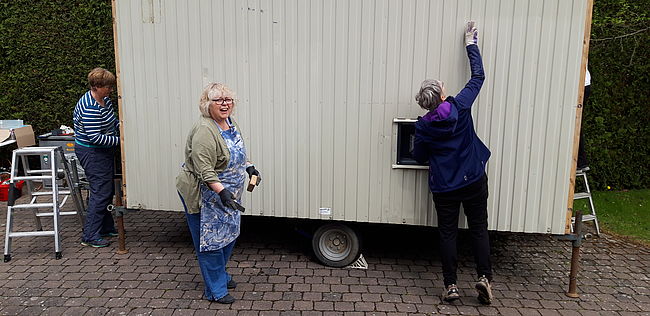 Mobiler Friedhofstreff im Bauwagen