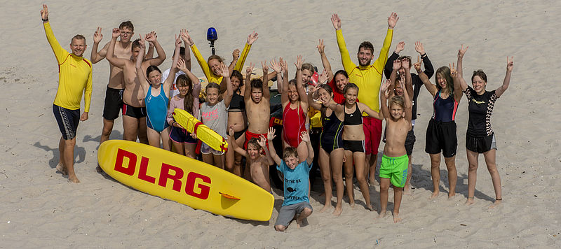 Gruppenbild einer Schwimmgruppe am Strand