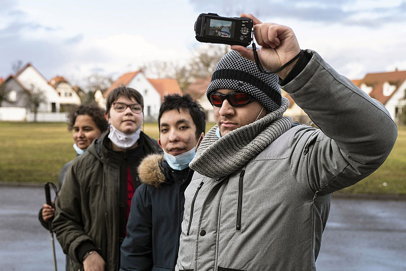 Während einer Sitzung des Fotoworkshops für sehbehinderte Jugendliche in Stuttgart, Lodz und Straßburg.  