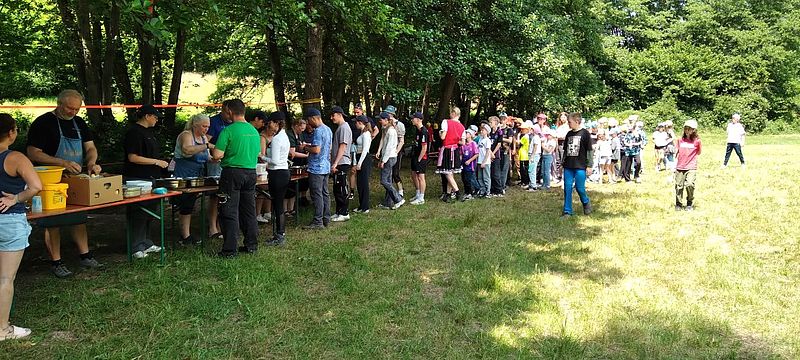 Heute gibt es Fingerfood am kühlen Bachlauf