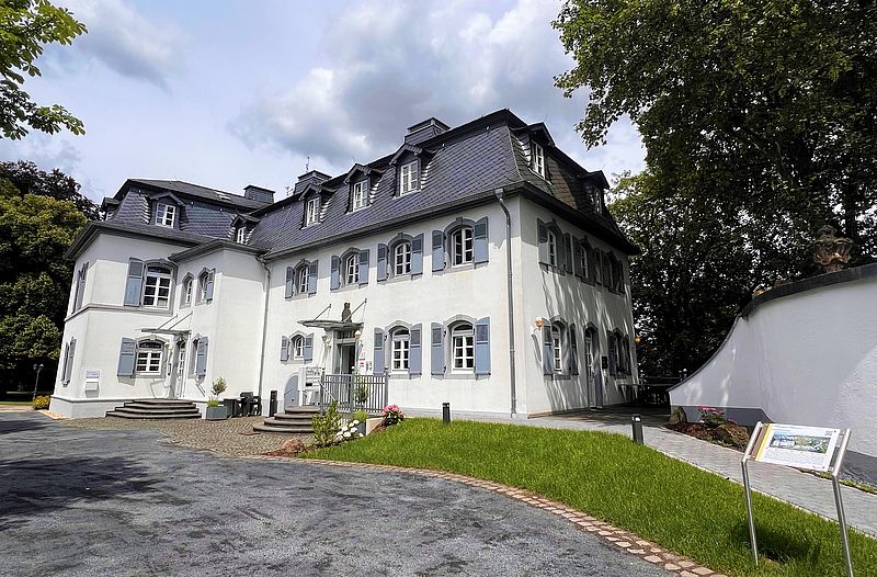 Aussenansicht des Schlosses Saffig in dem sich der Inklusionsbetrieb "Gästehaus im Schlosspark" befindet